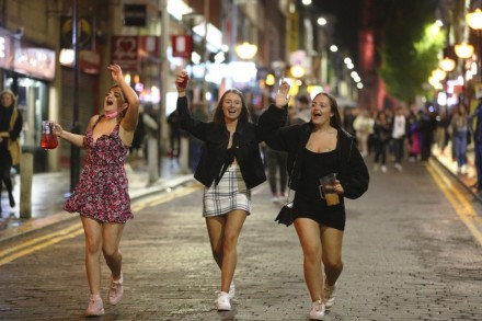 Liverpool movida incontrollata prima del lockdown: balli e abbracci senza mascherina